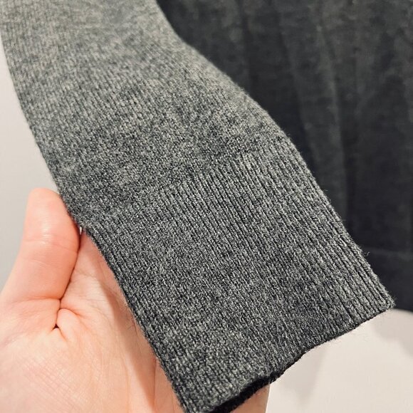 LOFT Petite Long Sleeve V Neck Grey Oversized Fall Knit Sweater size Small - Picture 3 of 5